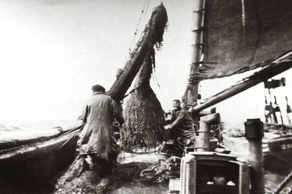 2/4 - Sister ship VALERIAN BM 161 - Hauling in the trawl. 