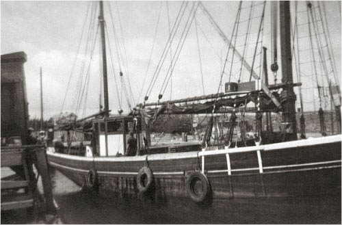 3/16 SVERIGE - förbyggnad av RIGMOR vid varvet, 1947.