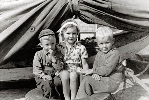 15/16 SVERIGE - barnen Sven-Erik, Ann-Sofie och en grannpojke sitter på lastluckan.