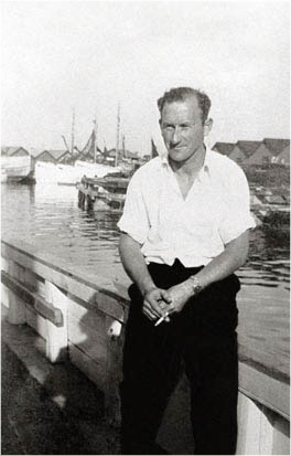 8/16 SVERIGE - Sven Oswald Johansson ombord på RIGMOR i okänd fiskehamn.